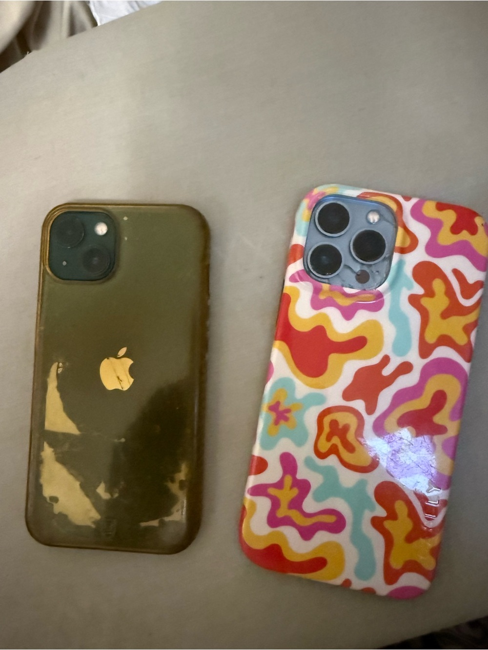 2 Apple iPhones iCloud  Locked and Multicolor Abstract Pattern Case